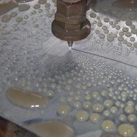 Corte y grabado con waterjet